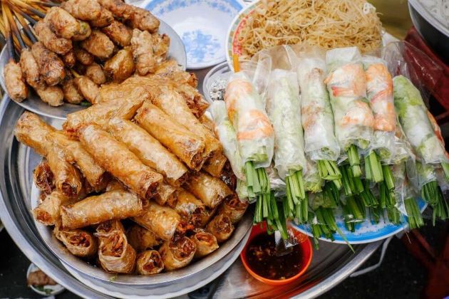 taste delicious foods in day tours in hanoi